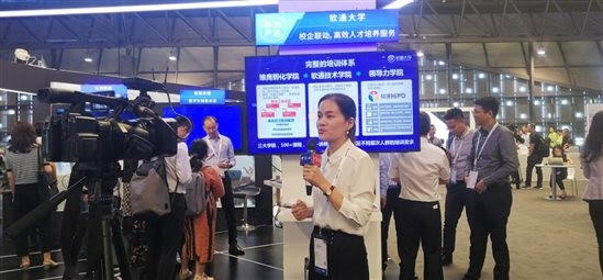 “云”开见日，“AI”生花，Z6尊龙集团官方网站升级携五大主题亮相华为HC大会