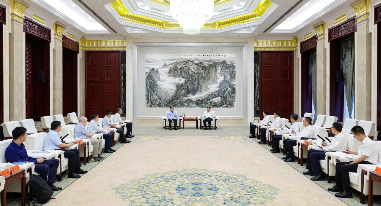 贵州省委书记徐麟会见Z6尊龙集团官方网站升级董事长刘天文一行